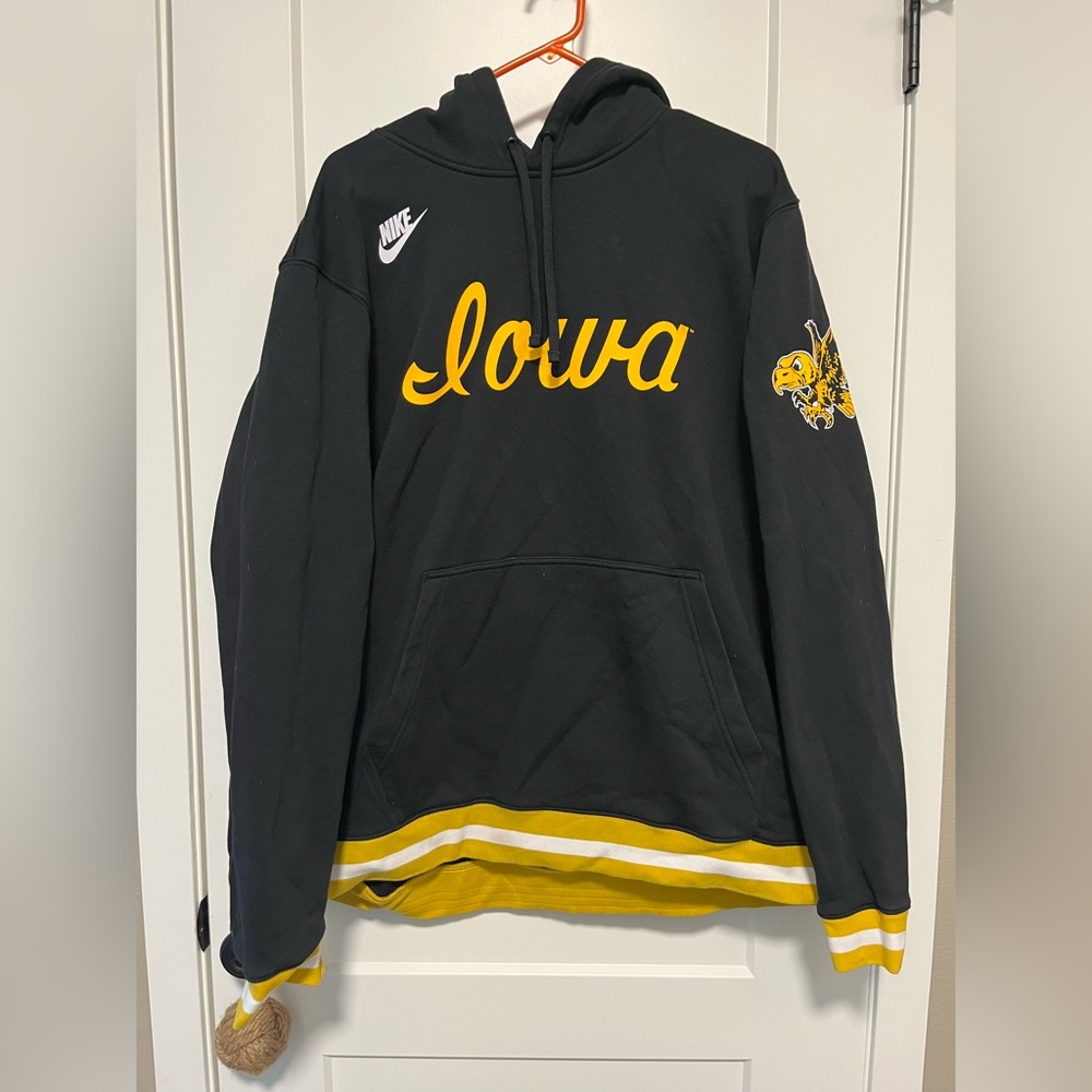 Nike iowa hawkeyes men’s hoodie script stripes XXL Like new. Smoke free home.